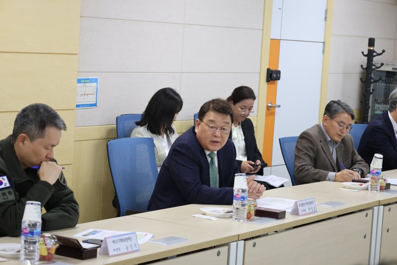 [서울=뉴시스] 박성효 소상공인시장진흥공단(소진공) 이사장은 8일 한국폴리텍Ⅲ대학 원주캠퍼스에서 제대군인 및 군 장병의 창·취업 지원을 위한 간담회를 개최했다. (사진= 소상공인시장진흥공단 제공)
