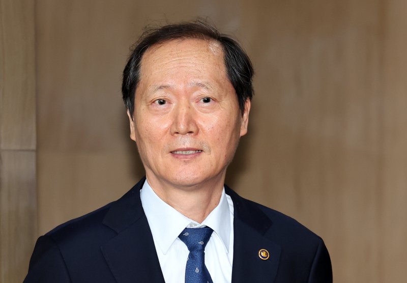 [서울=뉴시스] 최진석 기자 = 헌법재판관 후보자로 지목된 이완규 법체저장이 8일 정부서울청사에서 열린 국무회의 참석을 마친 후 기자들의 질문에 답하고 있다. 2025.04.08. myjs@newsis.com