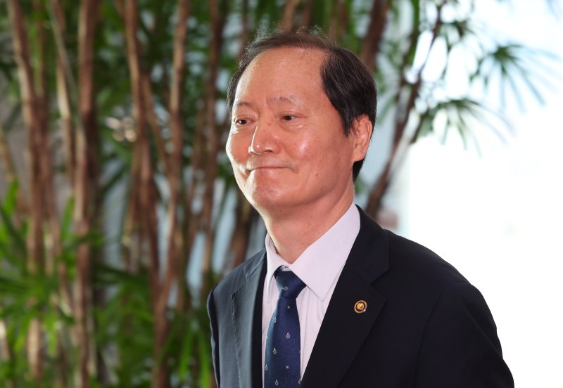 [서울=뉴시스] 최진석 기자 = 헌법재판관 후보자로 지목된 이완규 법제처장이 8일 정부서울청사에서 열린 국무회의 참석을 마친 후 이동하고 있다. 2025.04.08. myjs@newsis.com