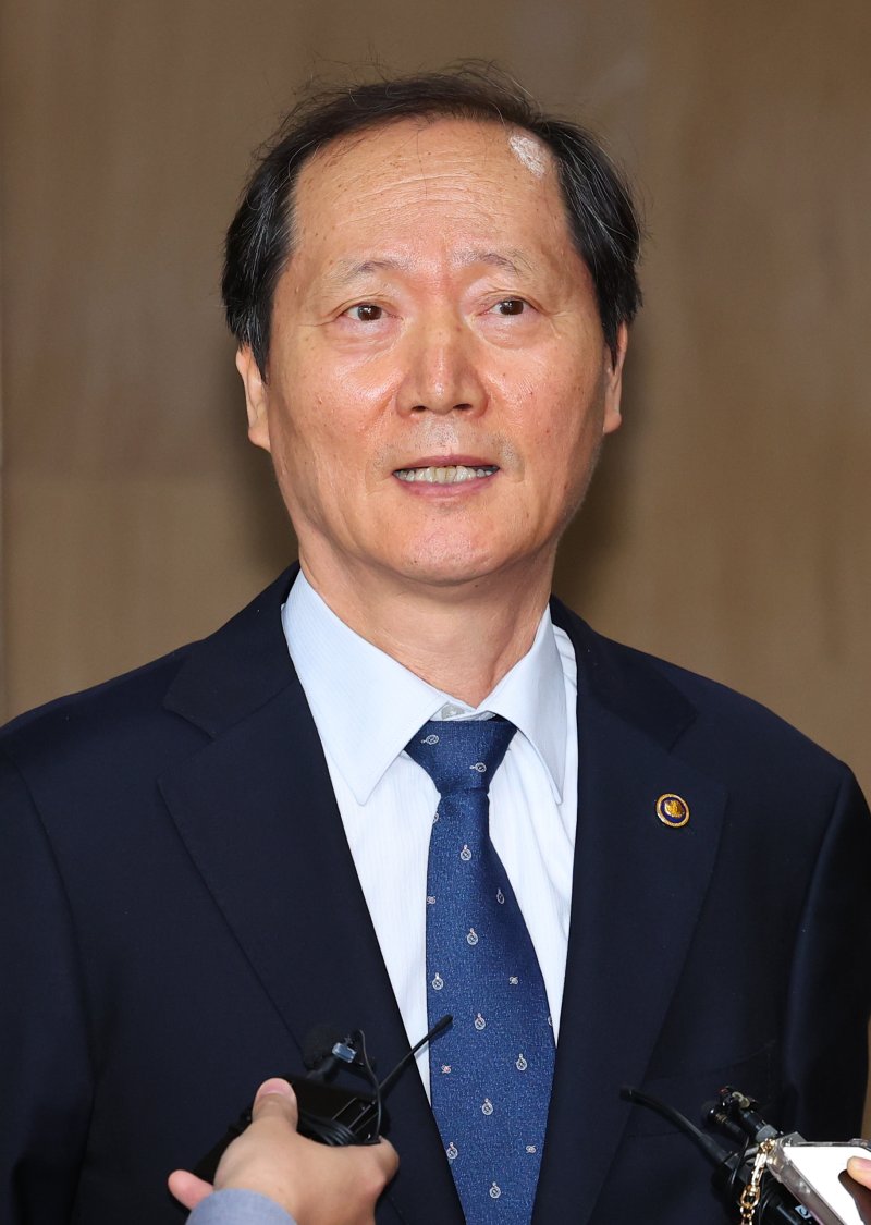 [서울=뉴시스] 최진석 기자 = 헌법재판관 후보자로 지목된 이완규 법체저장이 8일 정부서울청사에서 열린 국무회의 참석을 마친 후 기자들의 질문에 답하고 있다. 2025.04.08. myjs@newsis.com