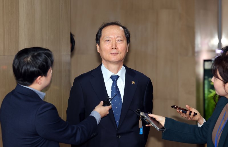 [서울=뉴시스] 최진석 기자 = 헌법재판관 후보자로 지목된 이완규 법제처장이 8일 정부서울청사에서 열린 국무회의 참석을 마친 후 기자들의 질문에 답하고 있다. 2025.04.08. myjs@newsis.com