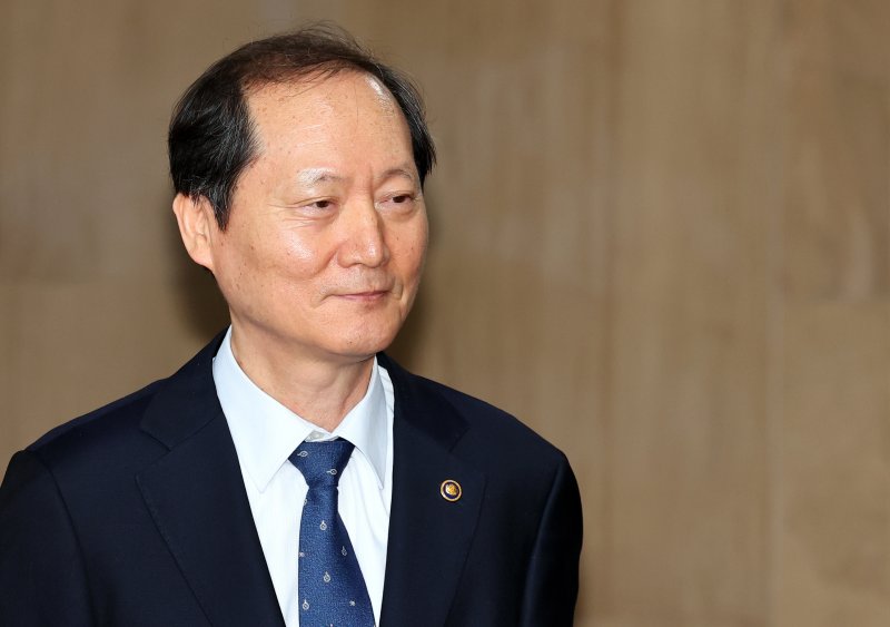 [서울=뉴시스] 최진석 기자 = 헌법재판관 후보자로 지목된 이완규 법제처장이 8일 정부서울청사에서 열린 국무회의 참석을 마친 후 기자들의 질문을 듣고 있다. 2025.04.08. myjs@newsis.com