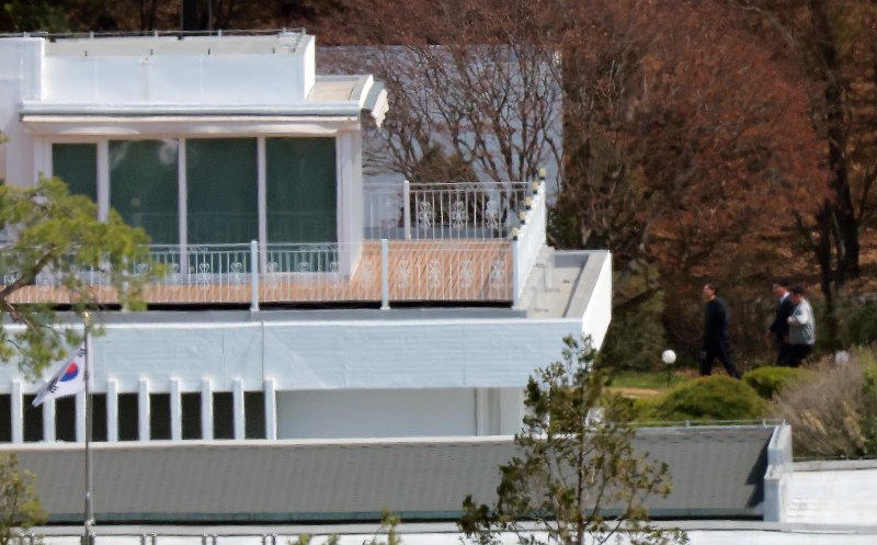 탄핵 닷새째를 맞은 윤석열 전 대통령이 8일 오후 서울 용산구 한남동 관저에서 오가고 있다. 2025.4.8/뉴스1 ⓒ News1 박정호 기자