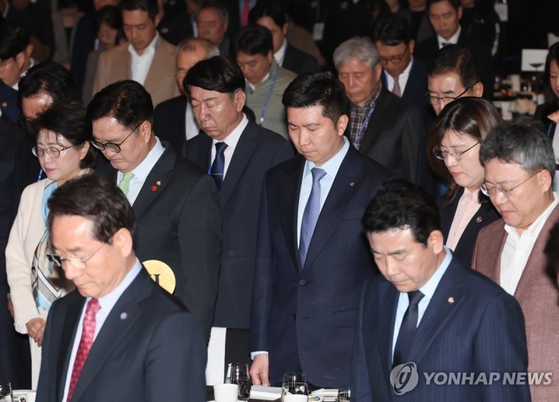 산불 희생자 추모 묵념 (출처=연합뉴스)