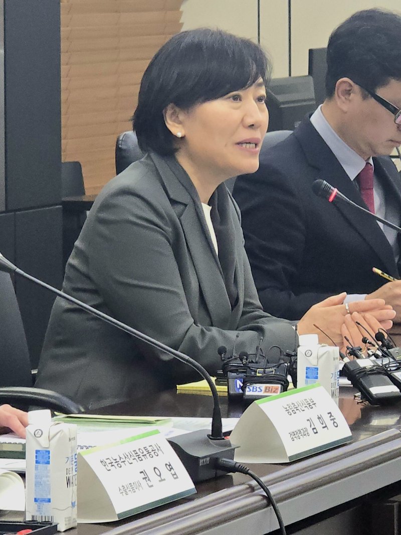 송미령 농림축산식품부 장관이 8일 서울 에이티(aT) 센터에서 수출 기업을 만나 미국 상호관세 대응 방안을 논의하고 있다. 2025.04.08 ⓒ 뉴스1 김승준 기자