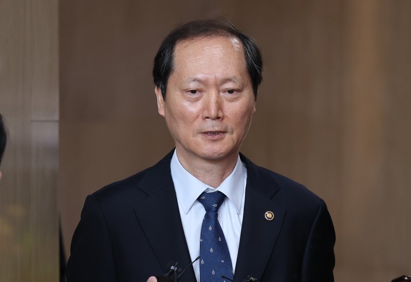 헌법재판관 후보자로 지명된 이완규 법제처장이 8일 서울 종로구 정부서울청사에서 열린 국무회의를 마치고 취재진의 질문에 답하고 있다. 2025.4.8/뉴스1 ⓒ News1 임세영 기자