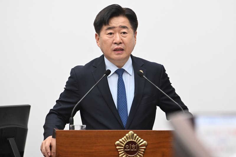 [제주=뉴시스] 오영훈 제주지사가 8일 오후 제주도의회 본회의장에서 열린 제437회 임시회 제3차 본회의 도정질문에서 답변하고 있다. (사진=제주도의회 제공) 2025.04.08. photo@newsis.com *재판매 및 DB 금지