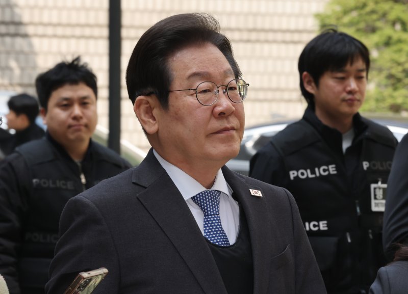 이재명 더불어민주당 대표가 8일 서울 서초구 중앙지법에서 열린 대장동 배임 및 성남FC 뇌물 의혹 1심 속행 공판에 출석하고 있다. 2025.4.8/뉴스1 ⓒ News1 박세연 기자