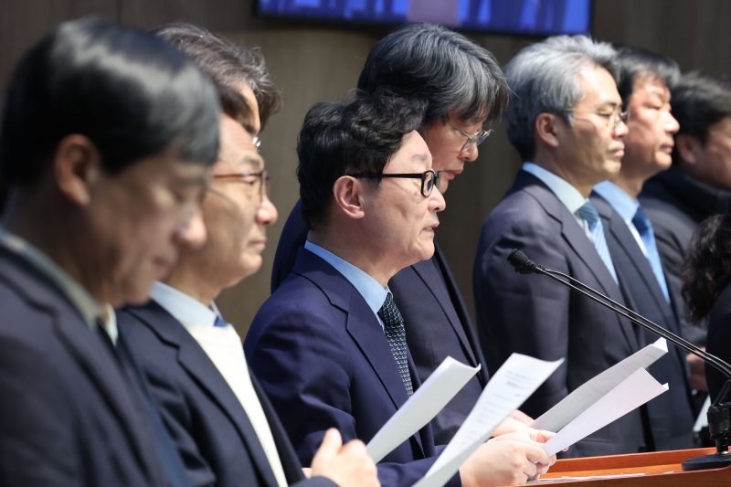 [서울=뉴시스] 권창회 기자 = 박범계 더불어민주당 의원들 비롯한 윤석열 대통령 탄핵소추단 의원들이 21일 오전 서울 여의도 국회 소통관에서 열린 윤석열 선고기일지정 촉구 기자회견에서 발언을 하고 있다. 2025.03.21. kch0523@newsis.com