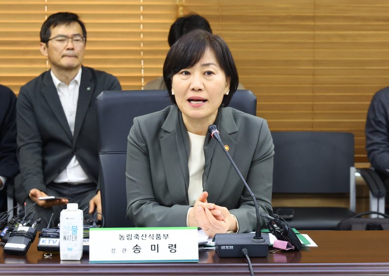[서울=뉴시스] 황준선 기자 = 송미령 농림축산식품부 장관이 8일 오후 서울 서초구 aT센터에서 열린 美 상호관세 대응 K-Food+ 수출기업 간담회에서 발언하고 있다. 2025.04.08. hwang@newsis.com