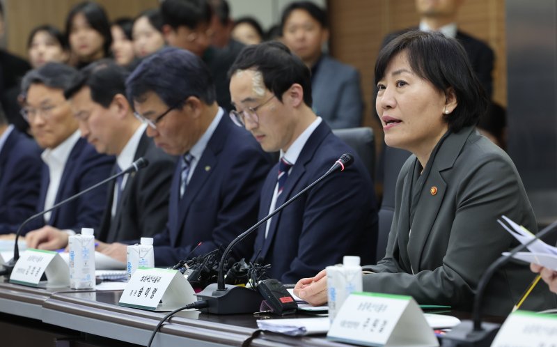 [서울=뉴시스] 황준선 기자 = 송미령 농림축산식품부 장관이 8일 오후 서울 서초구 aT센터에서 열린 美 상호관세 대응 K-Food+ 수출기업 간담회에서 발언하고 있다. 2025.04.08. hwang@newsis.com