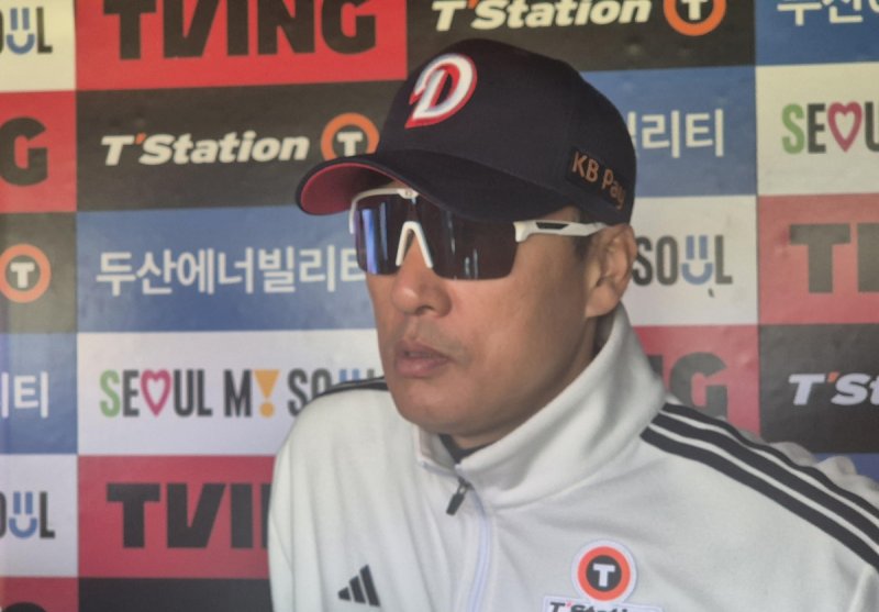 인터뷰하는 이승엽 감독 (출처=연합뉴스)