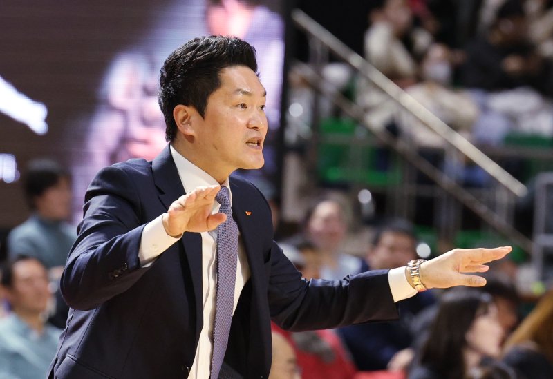 3일 오후 서울 송파구 잠실학생체육관에서 열린 2024-2025 KCC 프로농구 서울 SK와의 창원 LG경기에서 SK 전희철 감독이 선수들을 향해 작전을 지시하고 있다. 2025.2.3/뉴스1 ⓒ News1 장수영 기자