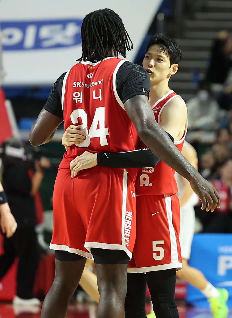 6일 오후 서울 송파구 잠실학생체육관에서 열린 2024-2025 KCC 프로농구 서울 SK와 수원 KT의 경기, 4쿼터 서울 SK 김선형이 3점슛을 성공시킨 뒤 워니와 기쁨을 나누고 있다. 2025.2.6/뉴스1 ⓒ News1 김진환 기자