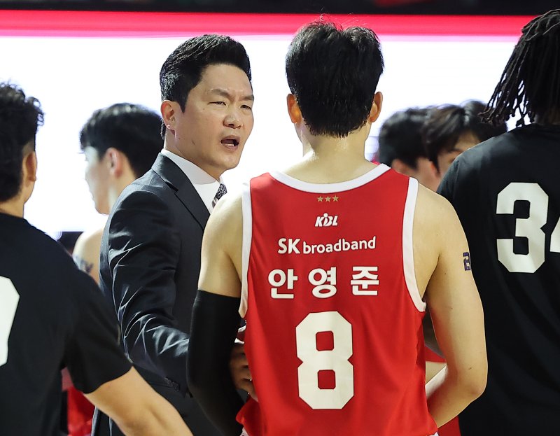 6일 오후 서울 송파구 잠실학생체육관에서 열린 2024-2025 KCC 프로농구 서울 SK와 수원 KT의 경기, 2쿼터 서울 SK 전희철 감독이 심판에게 강하게 어필하던 안영준을 다독이고 있다. 2025.2.6/뉴스1 ⓒ News1 김진환 기자
