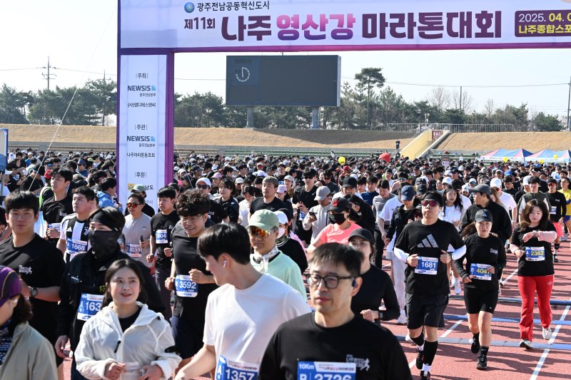 [광주=뉴시스] 김혜인 기자 = 6일 오전 전남 나주시 나주종합스포츠파크에서 뉴시스광주전남본부·엠디에스앤씨가 주최하고 나주마라톤동호회가 주관한 '제11회 나주영산강마라톤대회'가 열리고 있다. 2025.04.06. hyein0342@newsis.com