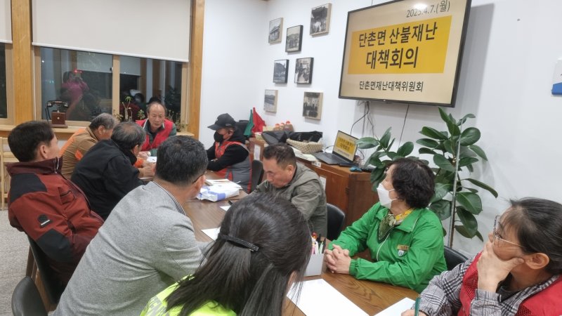 [의성=뉴시스] 산불 피해를 입은 의성군 단촌면의 사회단체 관계자들이 2일 카페 단촌역에서 피해 주민들을 돕기 위한 대책을 논의하고 있다. 2025.04.08. (사진=단촌면재난대책위원회 제공) photo@newsis.com *재판매 및 DB 금지