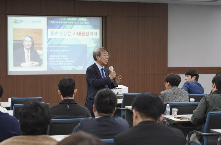 '미래 100년을 위한 차세대 CEO 과정'에서 강의하는 정운찬 전 국무총리 (출처=연합뉴스)