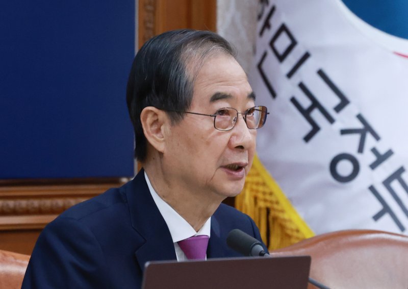 [서울=뉴시스] 최진석 기자 = 한덕수 대통령 권한대행 국무총리가 8일 정부서울청사에서 열린 국무회의서 발언하고 있다. (대통령실통신사진기자단) 2025.04.08. myjs@newsis.com