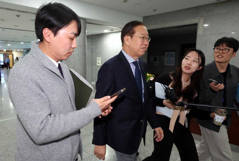 [서울=뉴시스] 조성봉 기자= 권영세 국민의힘 비상대책위원장이 8일 오후 서울 여의도 국회 의원회관에서 ‘한덕수 대통령 권한대행의 마은혁 헌법재판소 재판관 후보자 임명’ 관련 취재진의 질문에 답변하고 있다. 2025.04.08. suncho21@newsis.com