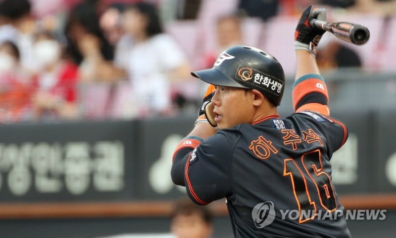 타격하는 하주석 (출처=연합뉴스)