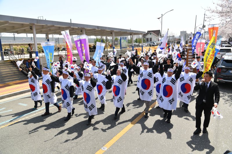 울산 남울주청년회의소(회장 신봉건)가 8일 남창 3·1운동 기념비 및 온양읍행정복지센터에서 제106주년 기념 남창 4·8만세운동 재현행사를 개최했다.(울주군 제공·재판매 및 DB 금지) 뉴스1