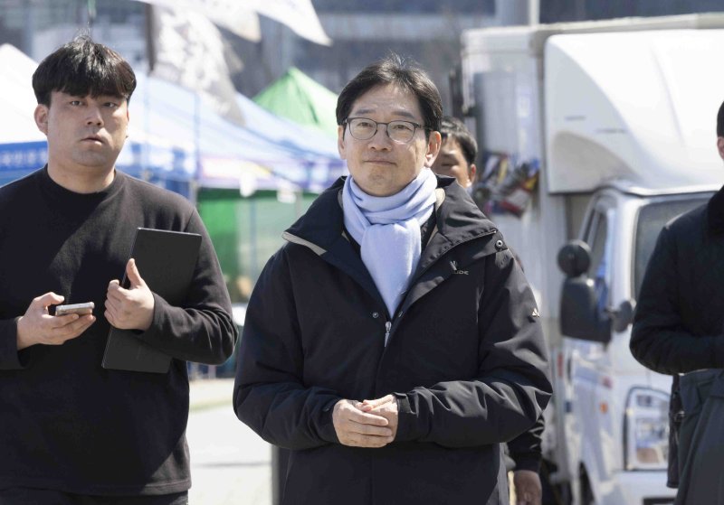 [서울=뉴시스] 김근수 기자 = 단식 농성 중인 김경수 전 경남지사가 지난달 28일 서울 종로구 광화문 광장 인근에서 병원 퇴원을 마치고 이동하고 있다. 2025.03.28. ks@newsis.com