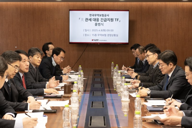 장영진 한국무역보험공사 사장(왼쪽 세번째)이 8일 서울 종로구 본사에서 열린 '美 관세 대응 긴급지원 TF' 출범식에서 발언하고 있다. 무역보험공사 제공