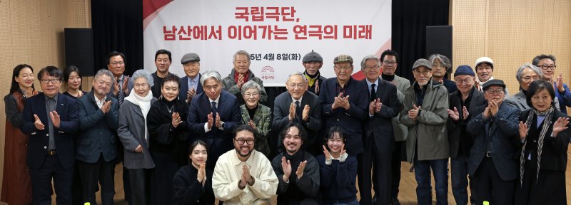 유인촌 문화체육관광부 장관이 8일 서울 중구 국립극장 내 국립극단(구 공연예술박물관) 공연연습실에서 ‘국립극단, 남산에서 이어가는 연극의 미래’를 주제로 열린 국립극단 남산 국립극장 이전 기념식에서 참석자와 기념촬영을 하고 있다. (사진=문화체육관광부 제공) *재판매 및 DB 금지