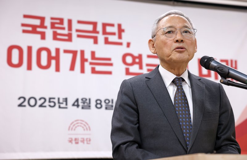 유인촌 문화체육관광부 장관이 8일 서울 중구 국립극장 내 국립극단(구 공연예술박물관) 공연연습실에서 ‘국립극단, 남산에서 이어가는 연극의 미래’를 주제로 열린 국립극단 남산 국립극장 이전 기념식에서 축사를 하고 있다. (사진=문화체육관광부 제공) *재판매 및 DB 금지