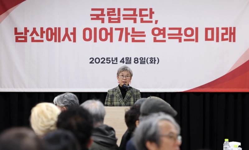 박정희 국립극장 단장이 8일 서울 중구 국립극장 내 국립극단(구 공연예술박물관) 공연연습실에서 ‘국립극단, 남산에서 이어가는 연극의 미래’를 주제로 열린 국립극단 남산 국립극장 이전 기념식에서 인사말을 하고 있다.(사진=문화체육관광부 제공) *재판매 및 DB 금지