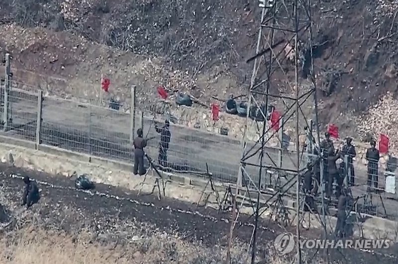 북한, 동부전선 철책 상하단 보수 (출처=연합뉴스)