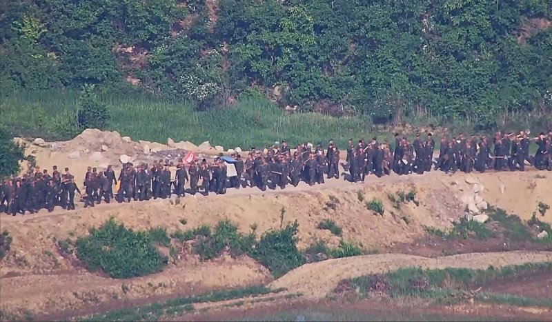 [서울=뉴시스] 합동참모본부는 18일 오전 8시 30분께 중부전선 비무장지대 내에서 작업하던 북한군 수십명이 군사분계선(MDL)을 침범해 우리 군의 경고방송 및 경고사격에 북상했다고 밝혔다.합참 관계자는 북한이 4월경부터 다수병력을 투입해 경계력 보강 일환 불모지 조성, 지뢰매설, 전술도로 보강, 대전차 방벽으로 보이는 미상 구조물 설치 등 다양한 형태의 작업을 진행 중이라고 전했다. 사진은 대규모 병력을 투입한 북한군 모습. (사진=합동참모본부 제공) 2024.06.18. photo@newsis.com *재판매 및 DB 금지