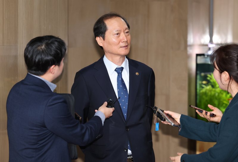[서울=뉴시스] 최진석 기자 = 헌법재판관 후보자로 지목된 이완규 법제처장이 8일 정부서울청사에서 열린 국무회의 참석을 마친 후 기자들의 질문에 답하고 있다. 2025.04.08. myjs@newsis.com