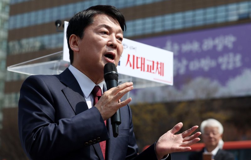 [서울=뉴시스] 추상철 기자 = 안철수 국민의힘 의원이 8일 오전 서울 종로구 광화문광장 이순신동상 앞에서 제21대 대통령 선거 출마 기자회견한 후 취재진의 질문에 답변하고 있다. 2025.04.08. scchoo@newsis.com