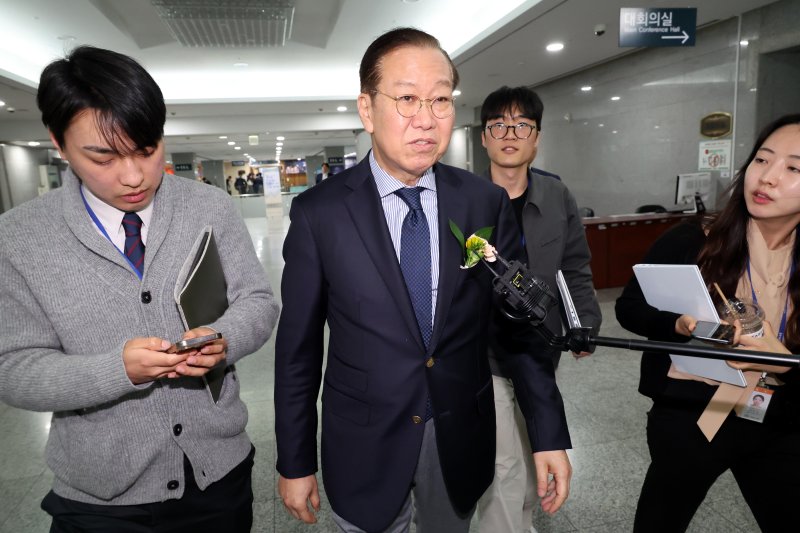 [서울=뉴시스] 조성봉 기자= 권영세 국민의힘 비상대책위원장이 8일 오후 서울 여의도 국회 의원회관에서 ‘한덕수 대통령 권한대행의 마은혁 헌법재판소 재판관 후보자 임명’ 관련 취재진의 질문에 답변하고 있다. 2025.04.08. suncho21@newsis.com