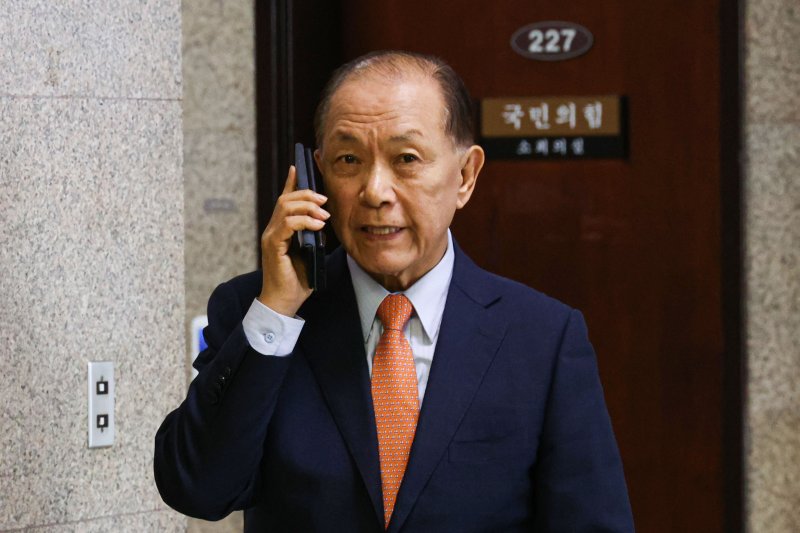[서울=뉴시스] 권창회 기자 = 황우여 국민의힘 선거관리위원장이 7일 오후 서울 여의도 국회에서 통화를 하며 이동하고 있다. 2025.04.07. kch0523@newsis.com