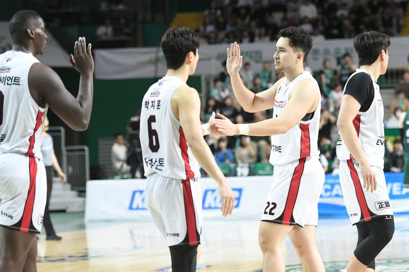 안영 정관장이 8일 원주 DB를 꺾고 6위로 6강 플레이오프에 진출했다. (KBL 제공)