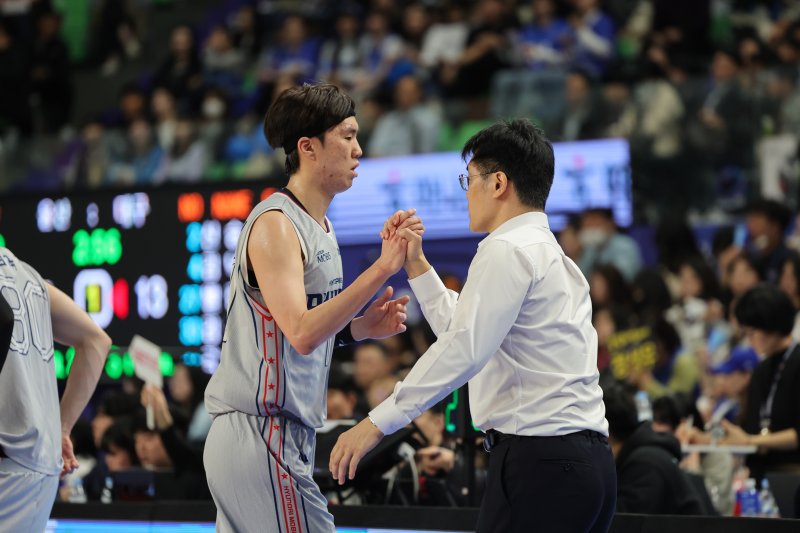 조동현 울산 현대모비스 감독(오른쪽)과 이우석. (KBL 제공)