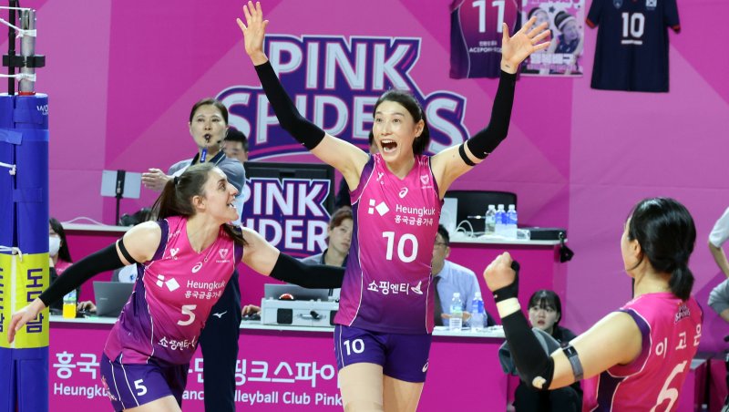 8일 오후 인천시 부평구 삼산월드체육관에서 열린 도드람 V리그 여자부 챔피언결정전 5차전 흥국생명과 정관장의 경기에서 흥국생명 김연경이 공격을 성공하고 기뻐하고 있다. 2025.4.8/뉴스1 ⓒ News1 김명섭 기자