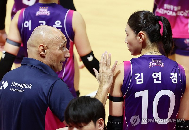 김연경에게 지시하는 아본단자 감독 (출처=연합뉴스)