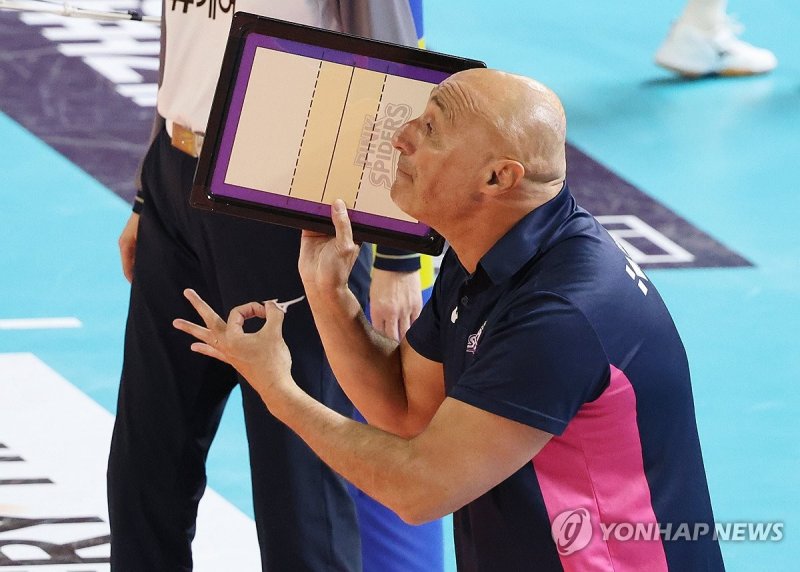 작전 지시하는 아본단자 감독 (출처=연합뉴스)