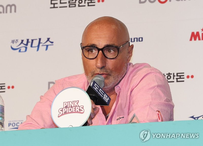 출사표 던지는 마르첼로 아본단자 감독 (출처=연합뉴스)