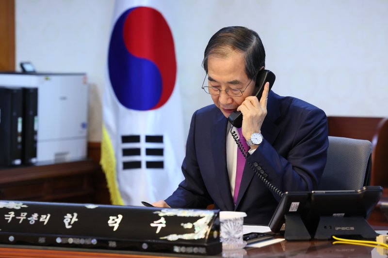 [서울=뉴시스] 조수정 기자 = 한덕수 대통령 권한대행 국무총리가 8일 정부서울청사에서 도널드 트럼프 미국 대통령과 통화하고 있다. (사진=국무총리실 제공) 2025.04.08. chocrystal@newsis.com