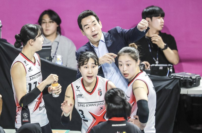 [인천=뉴시스] 정병혁 기자 = 8일 인천 부평구 삼산월드체육관에서 열린 2024-2025 V-리그 여자부 챔피언결정전(5전 3선승제) 5차전 흥국생명 핑크스파이더스와 정관장 레드스파크스의 경기, 정관장 고희진 감독이 지시를 내리고 있다. 2025.04.08. jhope@newsis.com