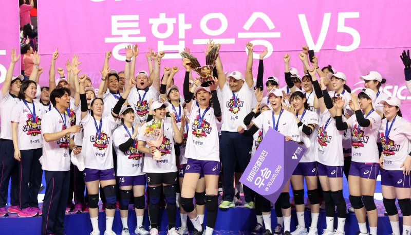 8일 오후 인천시 부평구 삼산월드체육관에서 열린 도드람 V리그 여자부 챔피언결정전 5차전 흥국생명과 정관장의 경기에서 통합우승을 차지한 흥국생명 선수단이 세리머니를 하고 있다. 2025.4.8/뉴스1 ⓒ News1 김명섭 기자