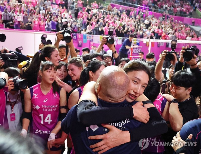 감독과 포옹하는 김연경 (출처=연합뉴스)