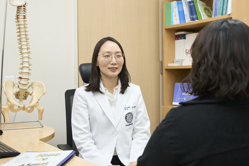 [서울=뉴시스]김세희 강동경희대학교병원 관절류마티스내과 교수. (사진= 강동경희대병원 제공) 2025.04.08. photo@newsis.com.