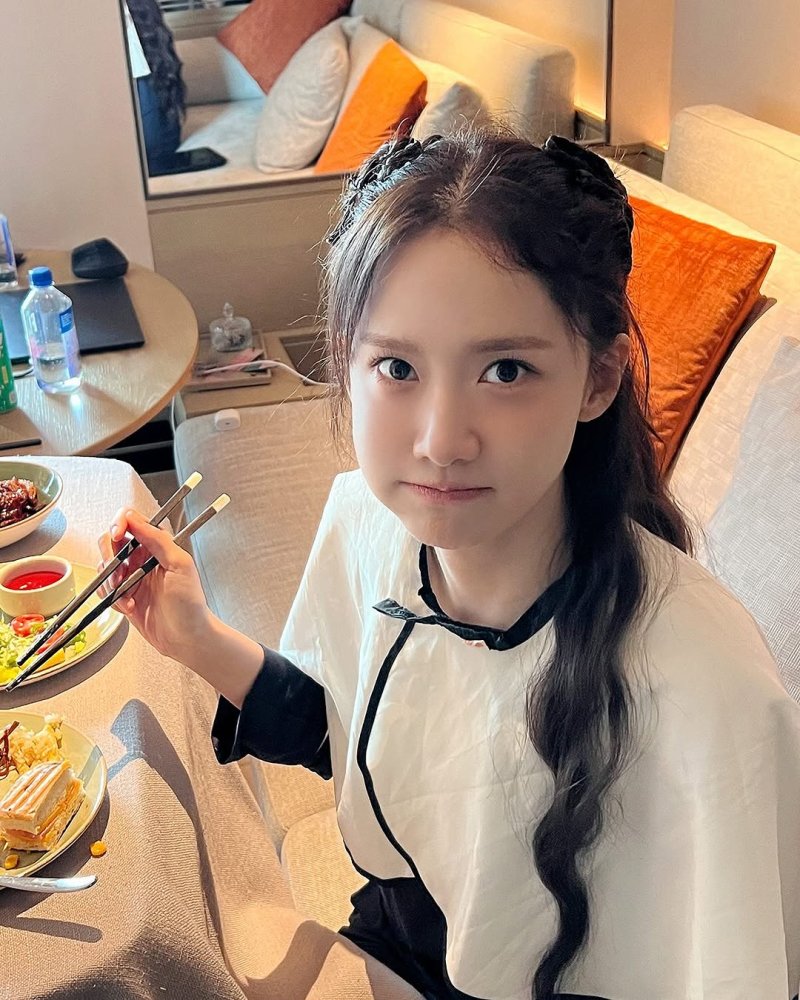 윤아, 봄을 닮은 화사한 미모