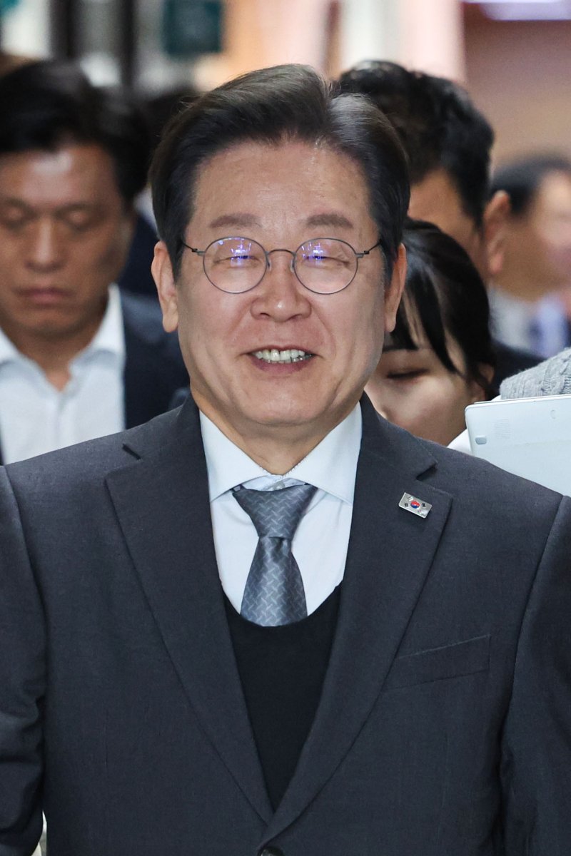 [서울=뉴시스] 권창회 기자 = 이재명 더불어민주당 대표가 4일 서울 여의도 국회에서 열린 본회의를 바치고 집무실로 이동하며 활짝 웃고 있다. 2025.04.04. kch0523@newsis.com